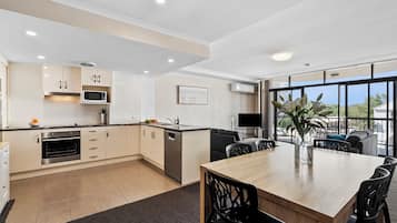 Apartamento standard, vários quartos, para não fumantes, cozinha (3Brm PENTHOUSE) | Cozinha privada | Geladeira, micro-ondas, cooktop, chaleira elétrica