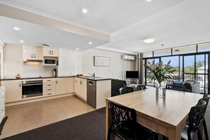 3 Bedroom Executive Apartment  | Private kitchen | Fridge, microwave, stovetop, electric kettle - Cityville Apartments & Motel (Rockhampton)