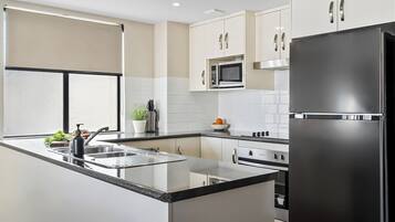 Refrigerador, microondas, placa de cocina, tetera/pava eléctrica