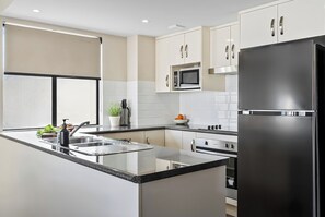 Appartement Deluxe, 1 chambre | Cuisine privée | Réfrigérateur, micro-ondes, plaque de cuisson, bouilloire électrique
