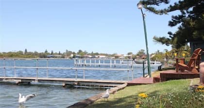 Black Swan Waterfront Motel