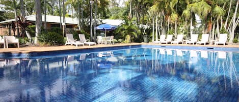 Piscine extérieure, chaises longues