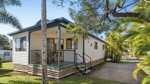 A single-story mobile home with a covered porch, a front entrance, and a paved driveway. - Brisbane Gateway Resort (Rochedale)