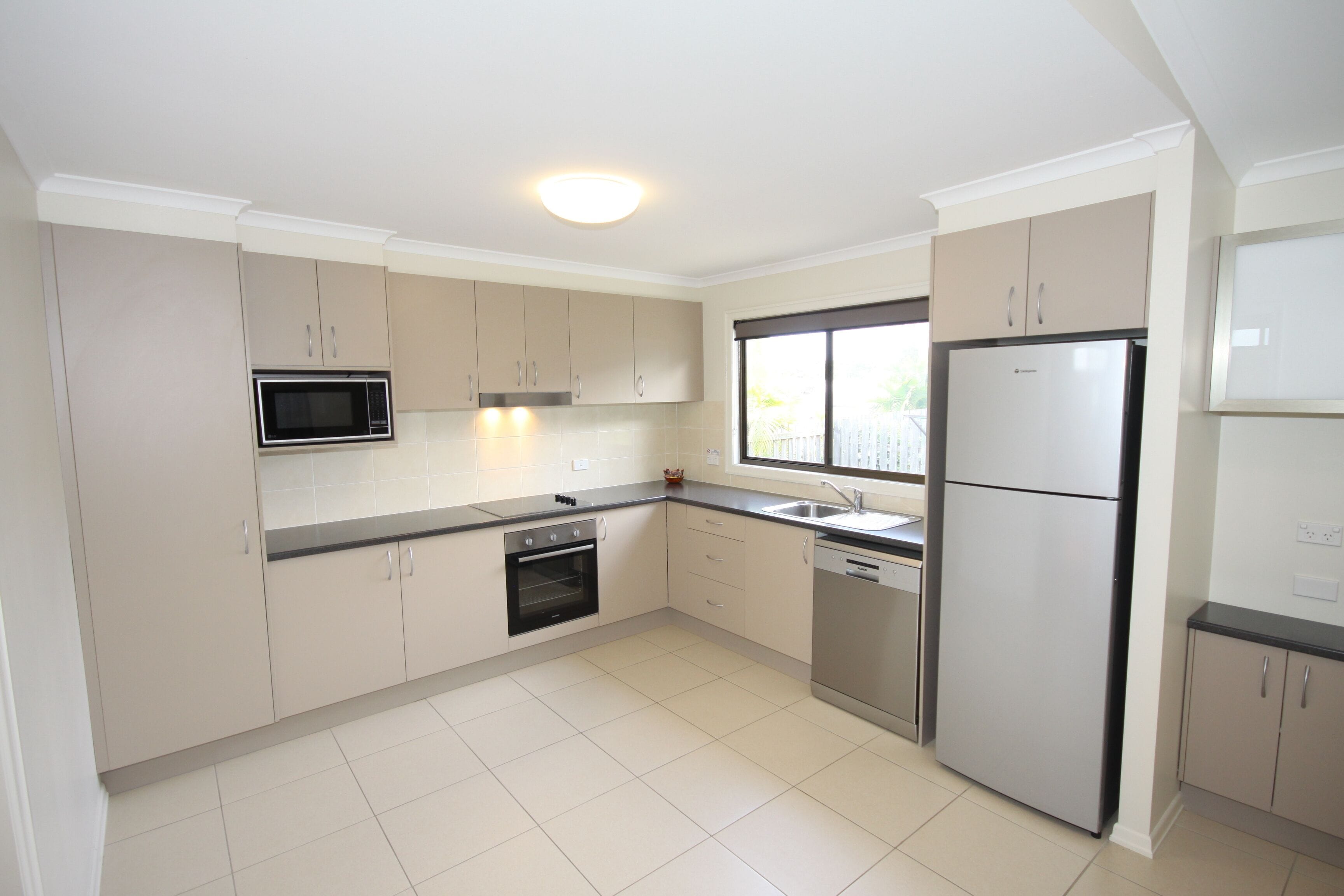 Kabin Superior, 2 kamar tidur, dapur | Dapur pribadi | Lemari es besar, microwave, kompor, dan mesin pembuat kopi/teh