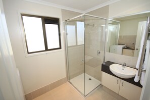 Three Bedroom Holiday Home | Bathroom | Free toiletries, hair dryer, towels