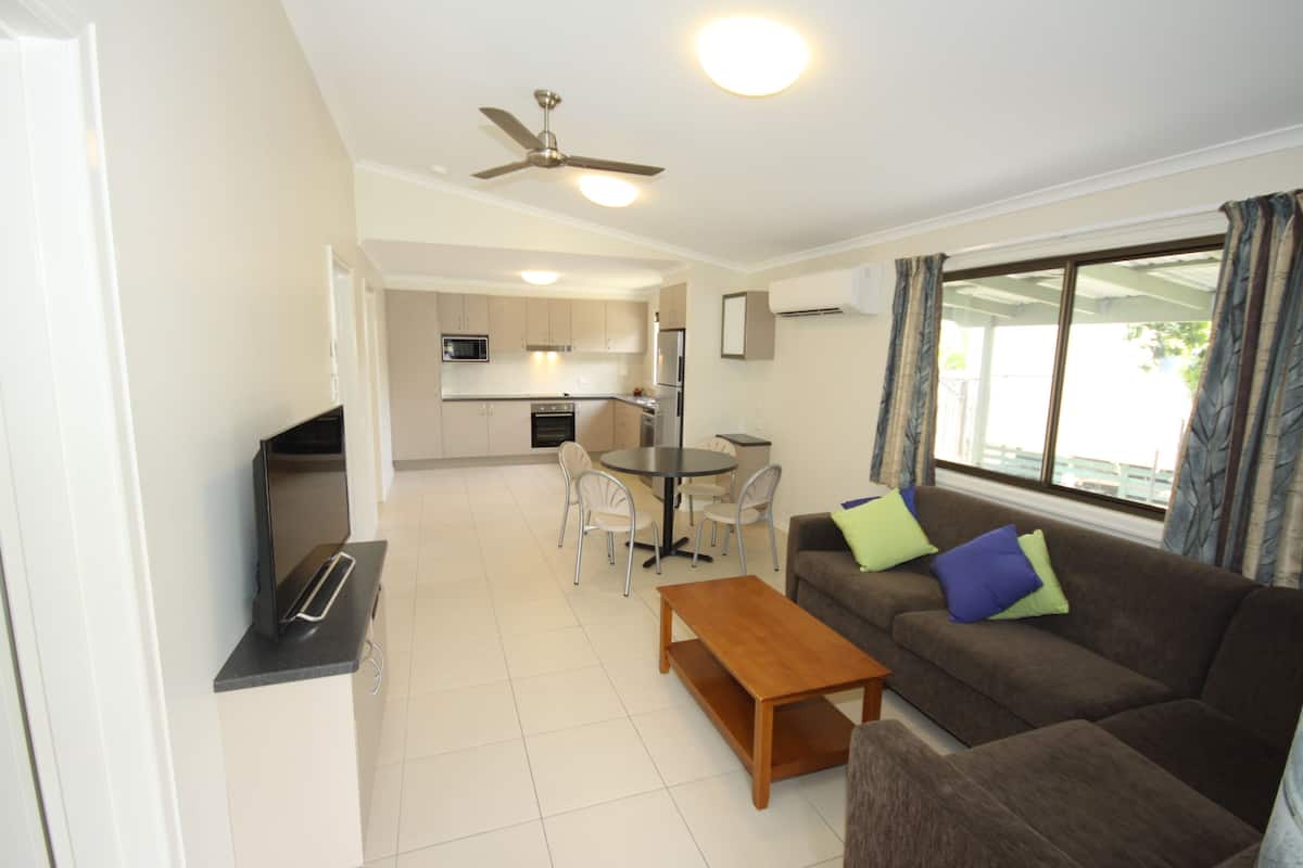 Superior-Ferienhütte, 2 Schlafzimmer, Küche | Wohnbereich | LED-Fernseher, Tischtennisplatte