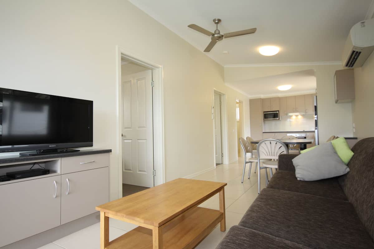 Superior-Ferienhütte, 3 Schlafzimmer, 2 Bäder | Wohnbereich | LED-Fernseher, Tischtennisplatte