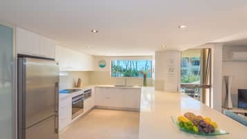 Refrigerador con freezer, microondas, placa de cocina, lavavajillas