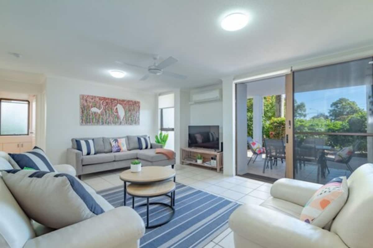 Appartamento Deluxe, 3 camere da letto, vista giardino, al piano terra | Area soggiorno | TV a schermo piatto 40 pollici con canali via cavo, TV