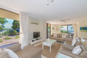 40-inch flat-screen TV with cable channels, TV - Munna Beach Apartments (Noosaville)