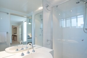 Superior Gardenview 2 Bedroom Apartment | Bathroom - Munna Beach Apartments (Noosaville)