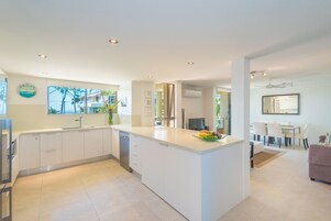 Full-size fridge, microwave, stovetop, dishwasher