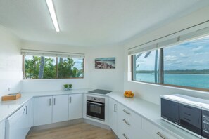 1 Bedroom Water Front Apartment | Private kitchen | Full-size fridge, microwave, stovetop, dishwasher - Munna Beach Apartments (Noosaville)