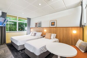 Queen + Single Room with ensuite | Desk, blackout drapes, iron/ironing board, bed sheets - Brighton Hotel (Brighton)