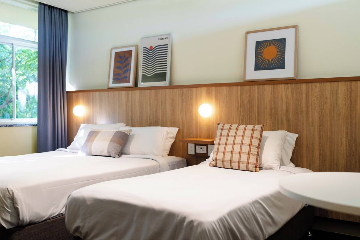 Phòng Tiêu chuẩn, không hút thuốc (Queen Bed Room) | Bàn, màn/rèm cản sáng, bàn ủi/dụng cụ ủi quần áo, bộ trải giường
