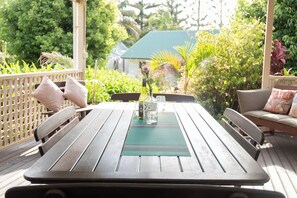 BBQ/picnic Area - Poinciana Cottages (Norfolk Island)