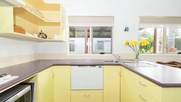 Casa de campo superior, 1 quarto, sacada, vista para o jardim | Cozinha privada | Geladeira grande, micro-ondas, cooktop, cafeteira/chaleira