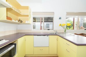Private kitchen - Poinciana Cottages (Norfolk Island)