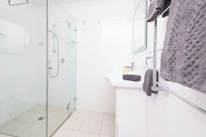 Superior-feriehus - 1 soveværelse - balkon - udsigt til have | Badeværelse | Bruser, gratis toiletartikler, hårtørrer, håndklæder