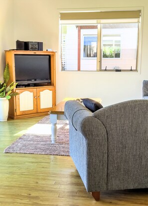 Superior-Ferienhaus, 1 Schlafzimmer, Balkon, Gartenblick | Wohnbereich | Fernseher, DVD-Player, iPod-Dockingstation, MP3-Dockingstation
