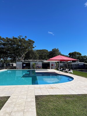 สระว่ายน้ำกลางแจ้ง