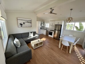 เคบินสำหรับครอบครัว | บริเวณนั่งเล่น | สมาร์ททีวี 38 นิ้ว พร้อมช่องดิจิตอล, ทีวี, โต๊ะปิงปอง