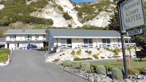 A motel named Admiral Court Motel with a sign indicating vacancy. - The Peninsula Kaikoura (Kaikoura)