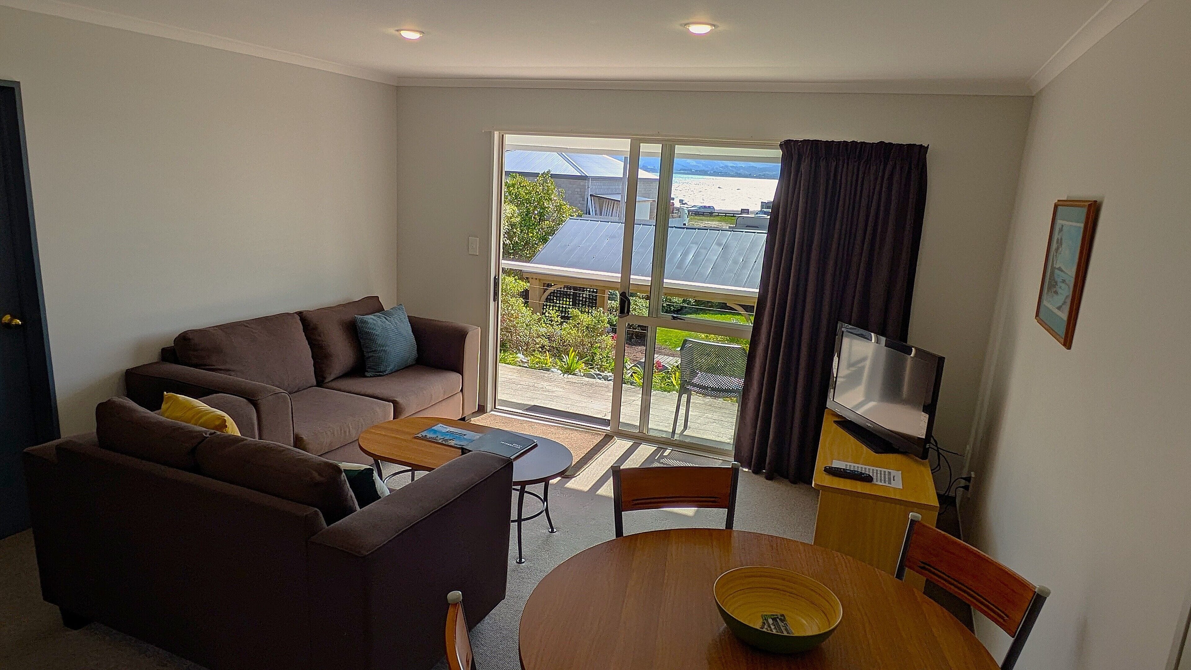 家庭公寓, 2 間臥室, 非吸煙房, 簡易廚房 (Unit) | 起居區 | 電視