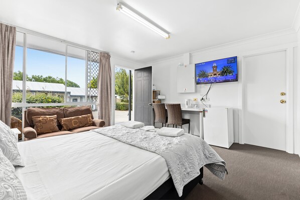 Habitación doble | Espacio para trabajar con laptop y insonorización