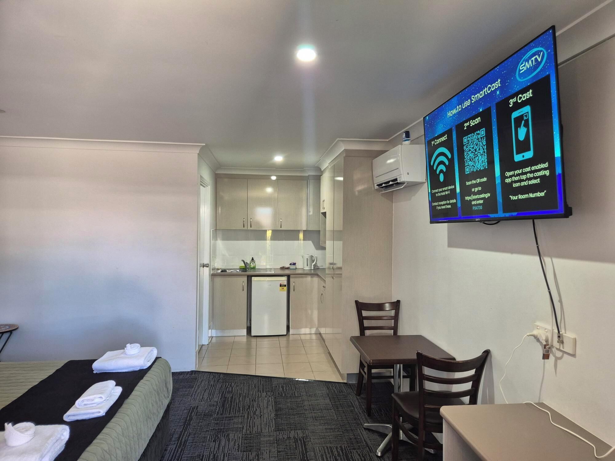 Rom – deluxe, 1 queensize-seng | Skrivebord for bærbar PC, lydisolert og strykejern/-brett