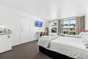 Comfort Triple Room | 1 bedroom, soundproofing, iron/ironing board, free WiFi