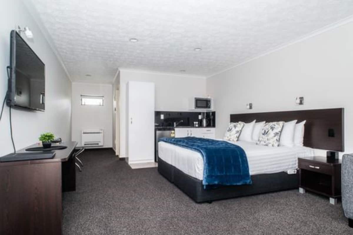 1 Schlafzimmer, hochwertige Bettwaren, Schreibtisch