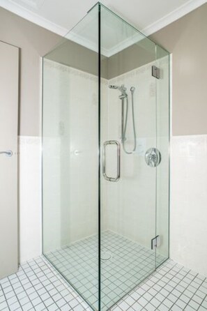 Ducha, secador de pelo, toallas