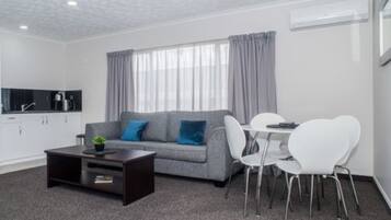 Suite Standard, 2 camere da letto, angolo cottura (2 Bedoom Apartment) | Biancheria da letto di alta qualità, una scrivania, tende oscuranti