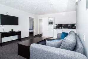 Televisión de pantalla plana de 50 pulgadas con canales vía satélite