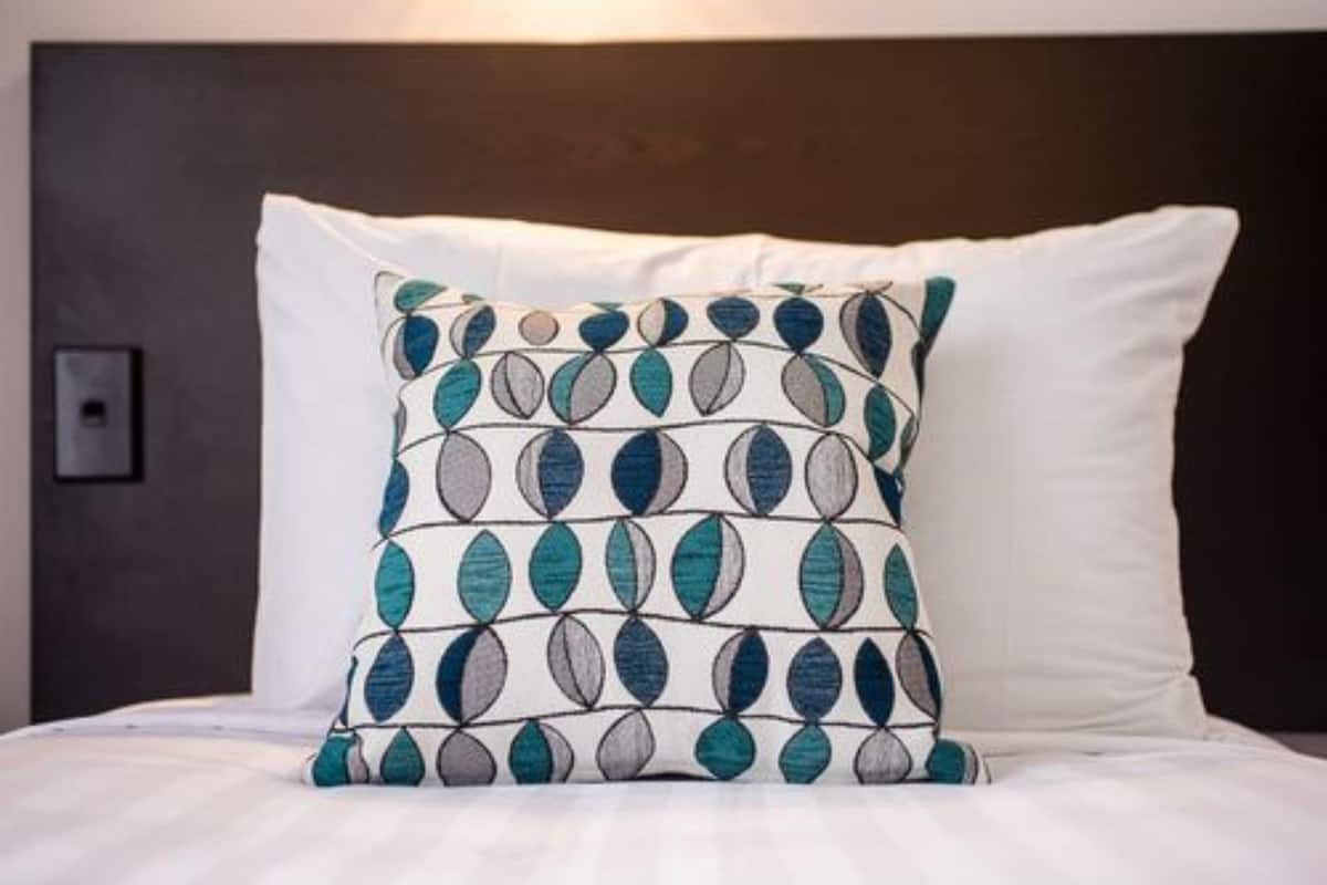 Ropa de cama de alta calidad, escritorio y cortinas blackout