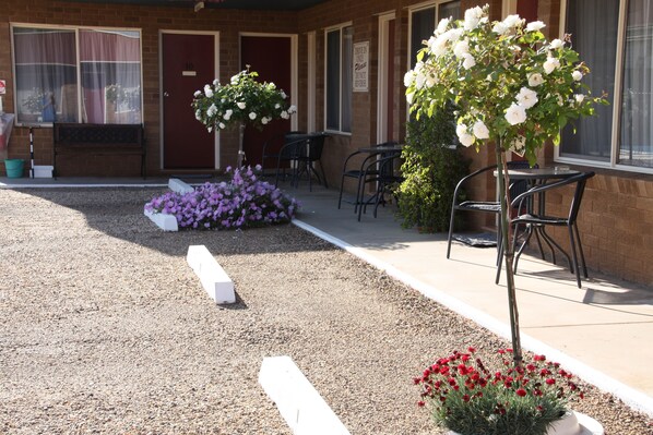 Free self parking - Camellia Motel (Narrandera)