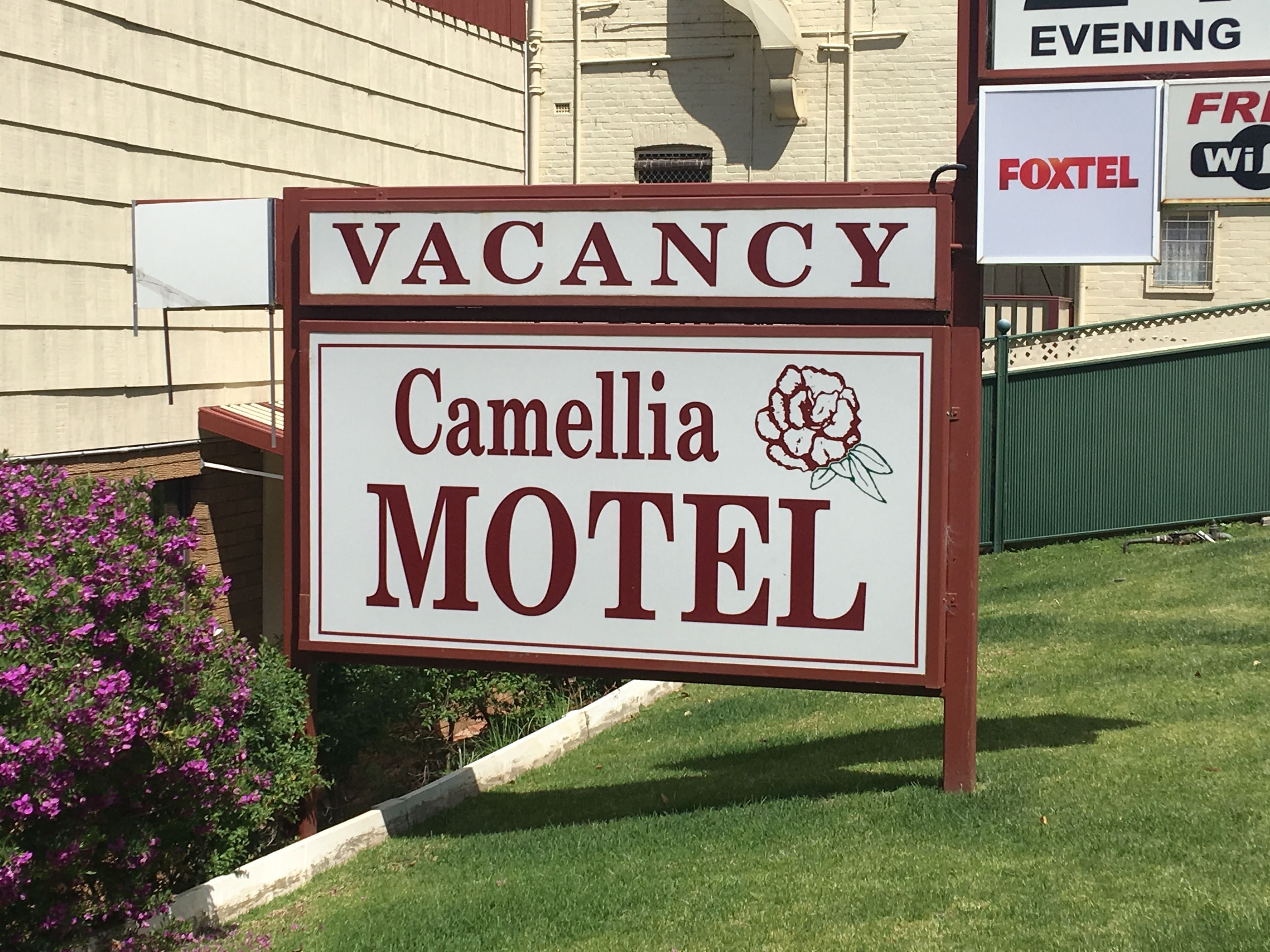 Naamplaatje voor motel Camellia, dat aangeeft dat er een kamer beschikbaar is.