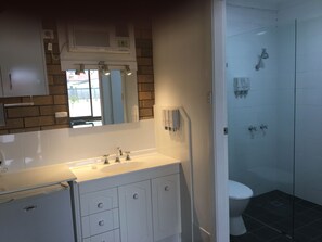 Deluxe-Zimmer, Nichtraucher (Deluxe Queen Room) | Bügeleisen/Bügelbrett, kostenloses WLAN, Bettwäsche