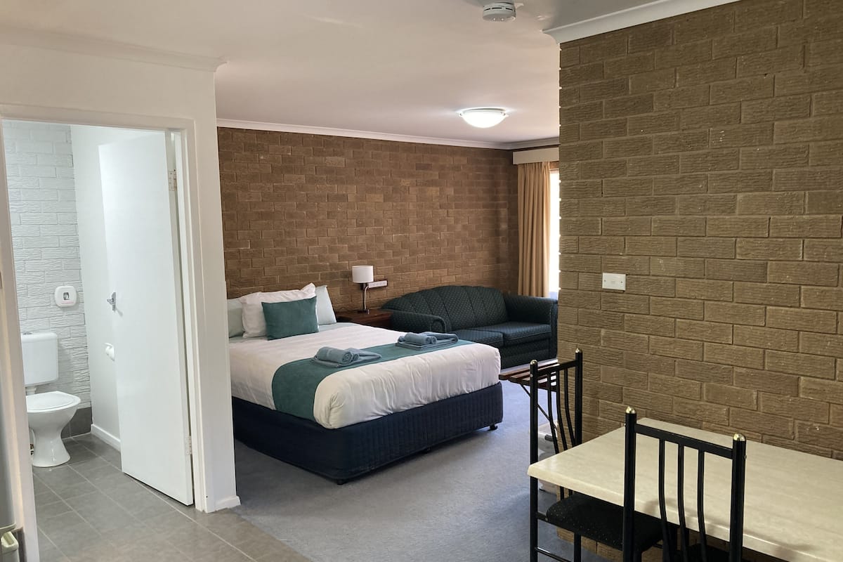 Executive Room, Non Smoking, Refrigerator (Executive Queen & Double) | Iron/ironing board, free WiFi, bed sheets