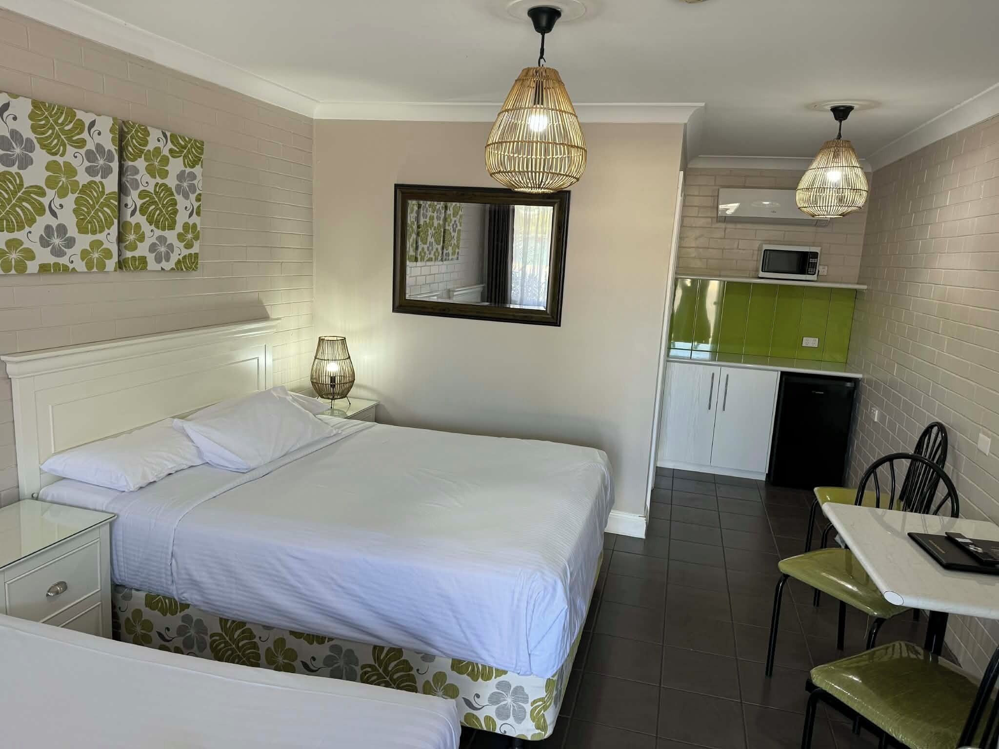 Deluxe Queen Room | Free WiFi, bed sheets