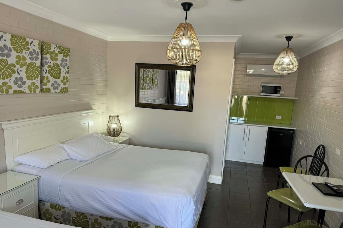Deluxe Queen Room