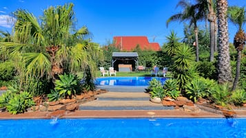 2 piscines extérieures