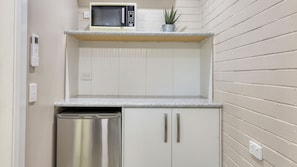 Business-Zimmer, Nichtraucher, Mikrowelle (Queen room) | Eigene Kochnische | Kühlschrank, Mikrowelle, Wasserkocher