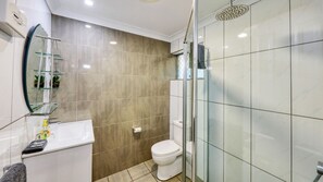 Corporate Queen Room | Bathroom | Shower, hair dryer, towels - Country Leisure Motor Inn (Dubbo)