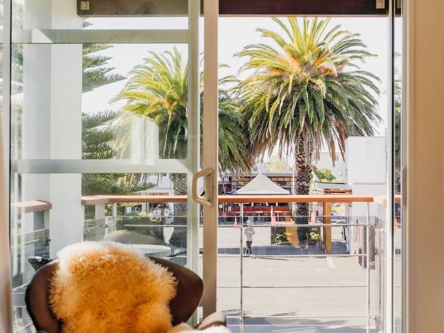 Deluxe Studio Apartment | Living area | 32-inch TV with satellite channels, Netflix