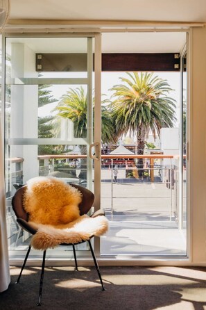 Deluxe Studio Apartment | Living area | 32-inch TV with satellite channels, Netflix - Sumner Bay Motel & Apartments (Christchurch)