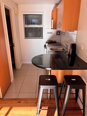 Superior studio, keuken | Privékitchenette | Een koelkast, een microgolfoven, een kookplaat, een waterkoker