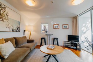 Apartemen Keluarga, 2 kamar tidur | Area keluarga | Televisi 32-inci dengan saluran TV satelit dan Netflix