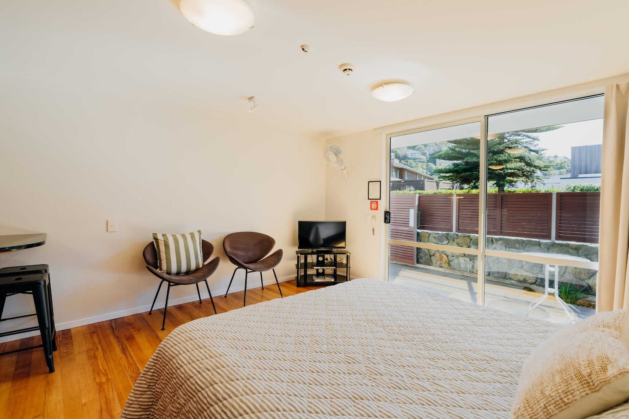 Tabla de planchar con plancha, wifi gratis y ropa de cama 